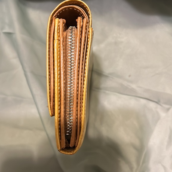 YSL Patent BI-Fold Wallet - Picture 4 of 9